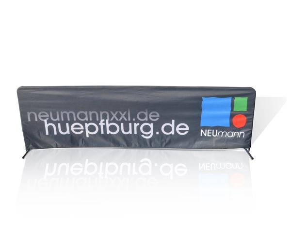 Spielfeldumrandung mit Werbung