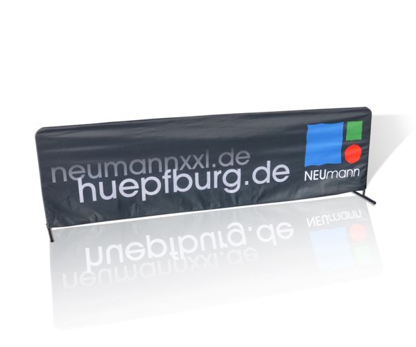 Spielfeldumrandung mit Werbung